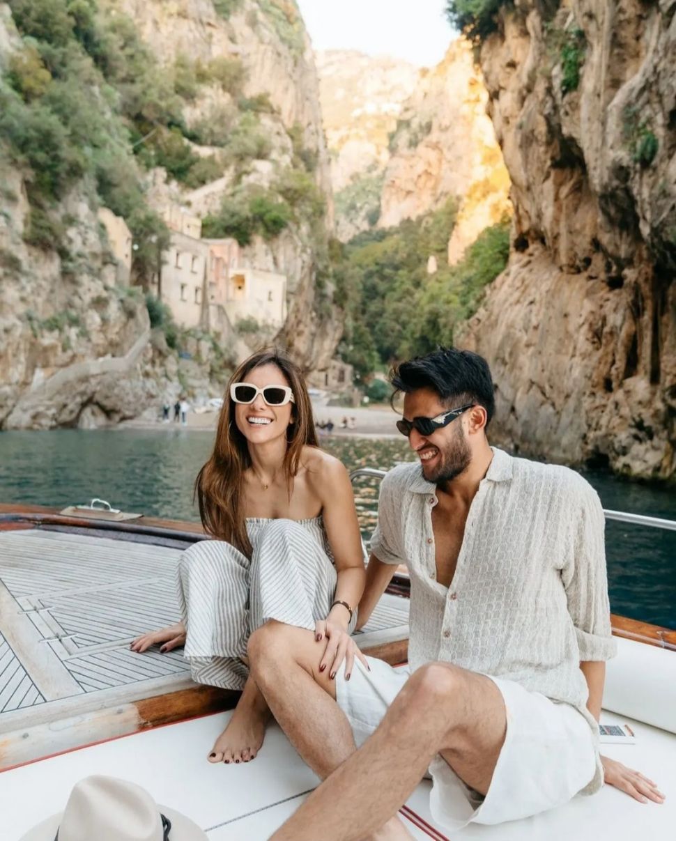 Terpaut 15 Tahun, Intip Potret Mesra Sabda Ahessa dan Wulan Guritno Liburan Naik Speedboat di Italia. (Dok: Instagram/sabdaahessa)