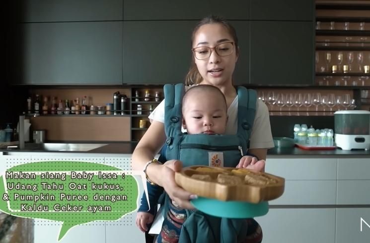 Momen Nikita Willy masak bareng Baby Izz (YouTube/Nikita Willy Official)