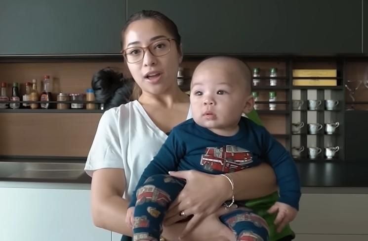 Momen Nikita Willy masak bareng Baby Izz (YouTube/Nikita Willy Official)