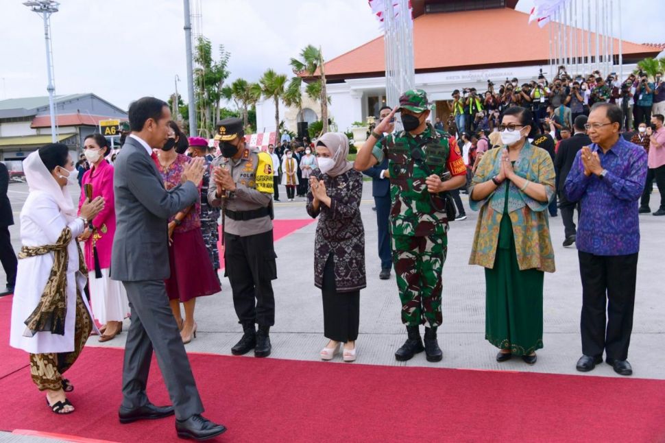 Presiden Joko Widodo atau Jokowi beserta Iriana bertolak menuju Phnom Penh, Kamboja, untuk menghadiri KTT ASEAN ke-40 dan ke-41 serta KTT terkait lainnya pada 10-13 November 2022, dari Bandara Internasional I Gusti Ngurah Rai Bali, Rabu (9/11/2022). [Foto: Muchlis Jr - Biro Pers Sekretariat Presiden]