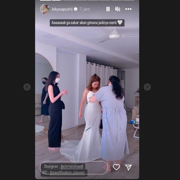 Kiky Saputri tengah fitting baju pengantin. [Instagram]