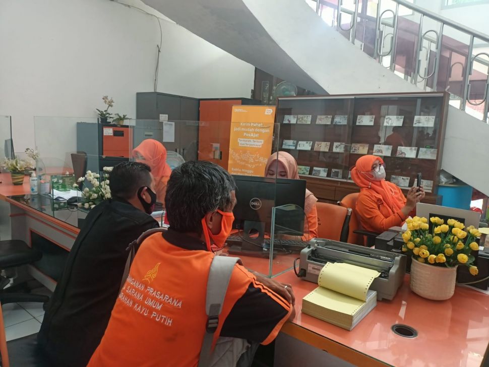 Penyaluran BSU 2022 di Kantor Pos Rawamangun, Jakarta Timur pada Rabu, (9/11/2022). (Dok: Restu Fadilah/Suara.com)