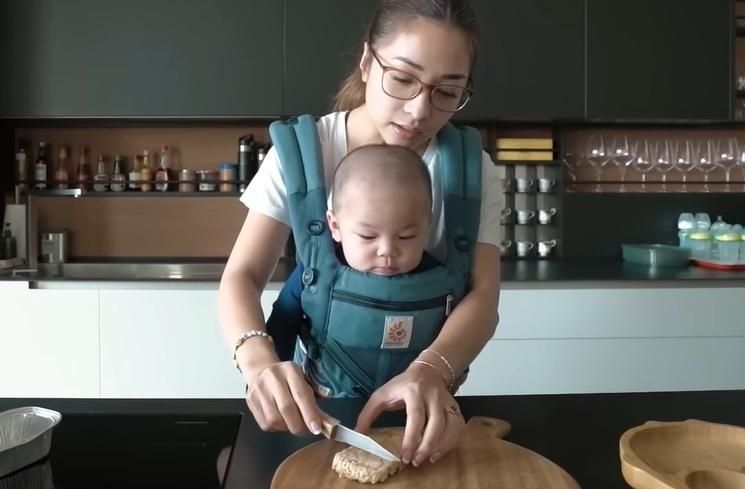 Momen Nikita Willy masak bareng Baby Izz (YouTube/Nikita Willy Official)