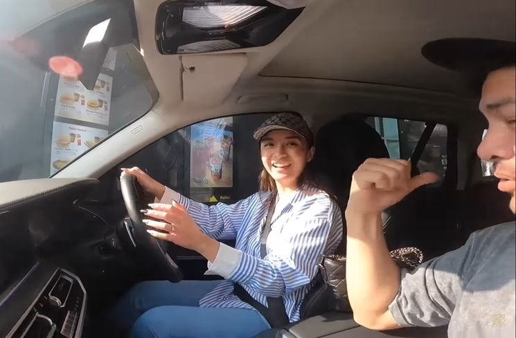 Momen Glenn Alinskie ajari Chelsea Olivia nyetir mobil (YouTube/Alinskie Family)