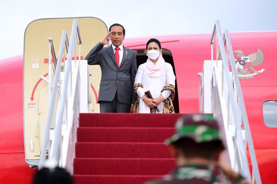 Presiden Joko Widodo atau Jokowi beserta Iriana bertolak menuju Phnom Penh, Kamboja, untuk menghadiri KTT ASEAN ke-40 dan ke-41 serta KTT terkait lainnya pada 10-13 November 2022, dari Bandara Internasional I Gusti Ngurah Rai Bali, Rabu (9/11/2022). [Foto: Muchlis Jr - Biro Pers Sekretariat Presiden]