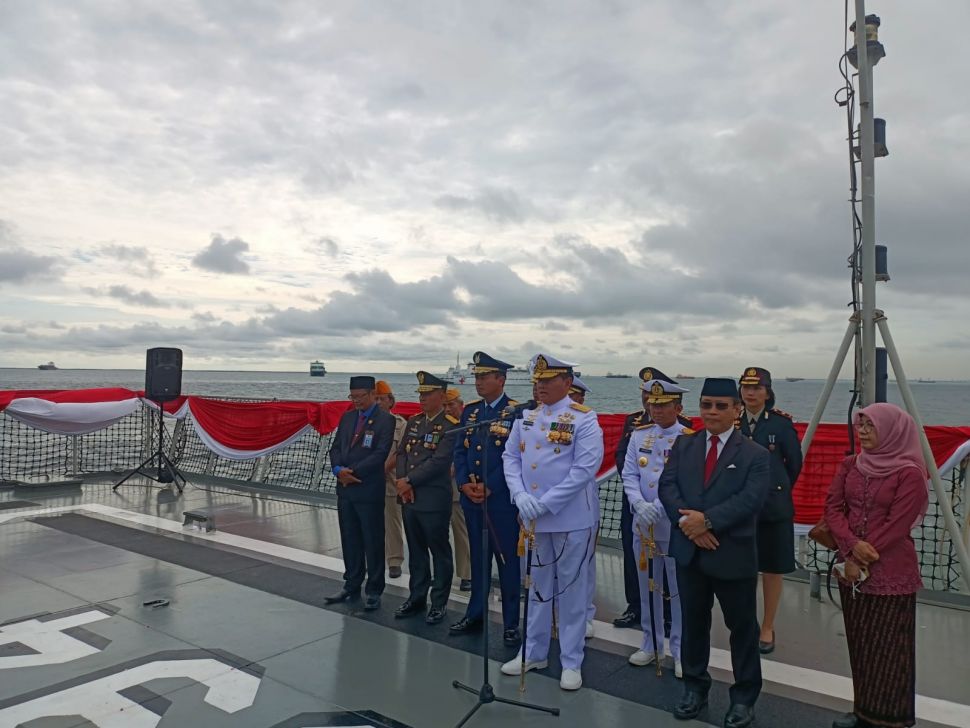 Kepala Staf Angkatan Laut (KSAL) Laksamana Yudo Margono bersama Staf Ahli Menteri bidang Teknologi Kesejahteraan Sosial, Asep Sasa Purnama saat Konferensi Pers usai upacara Hari Pahlawan di Perairan Kepulauan Seribu, Jakarta Utara pada Kamis, (10/11/2022). (Dok: Restu Fadilah/Suara.com)