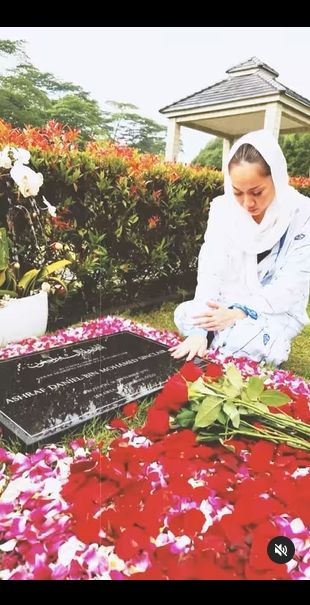 Potret BCL Rayakan Anniversary di Makam Ashraf. (Instagram/bclsinclair)