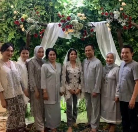 Potret Dena Rachman bersama keluarga. (Instagram/@denarachman)