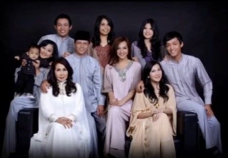 Potret Dena Rachman bersama keluarga. (Instagram/@denarachman)