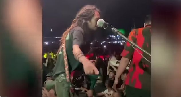 Tangkap layar video viral gitaris Momonon, Resha Stromp menegur anggota ormas Pemuda Pancasila untuk turun dari panggung. [Ist]