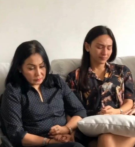 Potret Dena Rachman bersama keluarga. (Instagram/@denarachman)