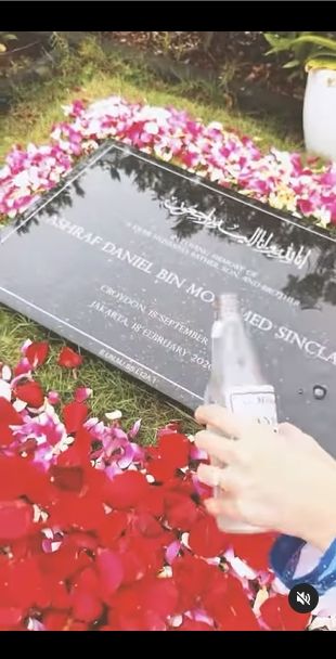 Potret BCL Rayakan Anniversary di Makam Ashraf. (Instagram/bclsinclair)