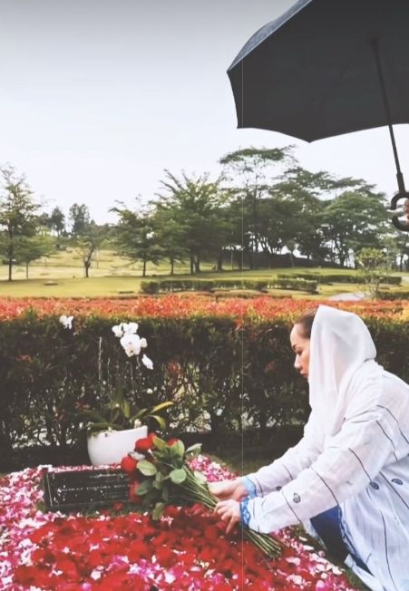 Potret BCL Rayakan Anniversary di Makam Ashraf. (Instagram/bclsinclair)