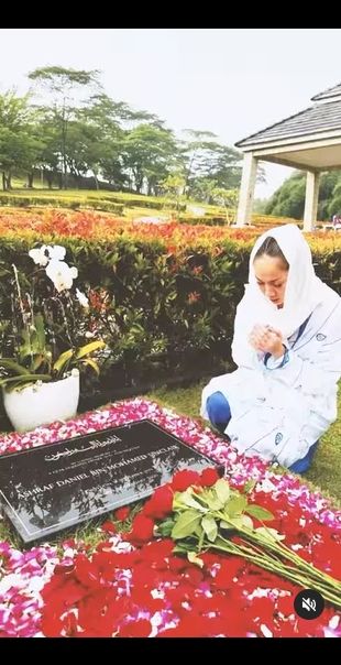 Potret BCL Rayakan Anniversary di Makam Ashraf. (Instagram/bclsinclair)