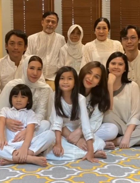 Potret Dena Rachman bersama keluarga. (Instagram/@denarachman)