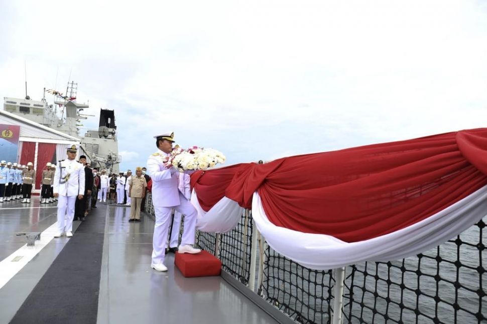 Kepala Staf Angkatan Laut (KSAL) Laksamana Yudo Margono melarung karangan bunga di upacara Hari Pahlawan di Perairan Kepulauan Seribu, Jakarta Utara pada Kamis, (10/11/2022). (Dok: Restu Fadilah/Suara.com)