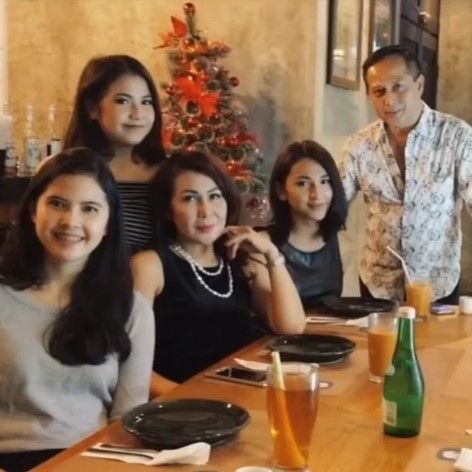 Potret Dena Rachman bersama keluarga. (Instagram/@denarachman)