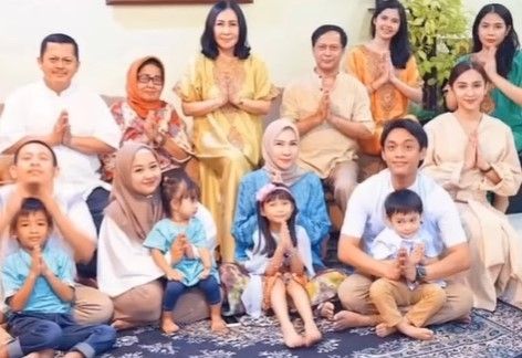 Potret Dena Rachman bersama keluarga. (Instagram/@denarachman)