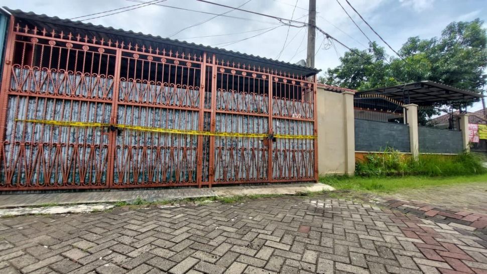 Suasana rumah Rudyanto (71) yang ditemukan tewas bersama tiga anggota keluarganya di perumahan Citra Garden 1 Extension, Kalideres, Jakarta Barat, Jumat (11/11/2022). [Suara.com/Faqih Fathurrahman]