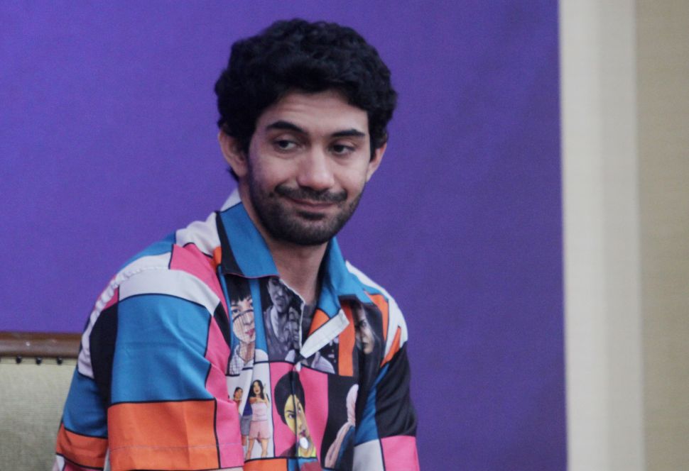 Reza Rahadian saat ditemui di Jakarta, Jumat (11/11). [Suara.com/Oke Atmaja]