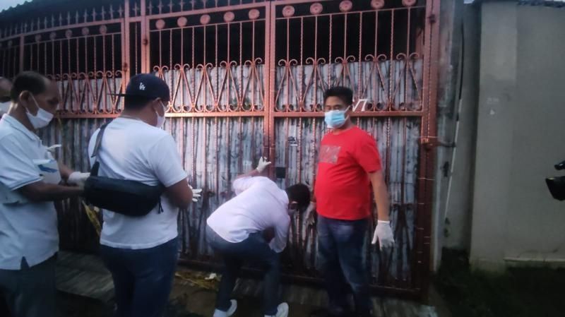 Petugas Polsek Kalideres melakukan olah TKP di rumah satu keluarga tewas di Kalideres, Jakarta Barat, Sabtu (12/11/2022). [Suara.com/Yosea Arga Pramudita]