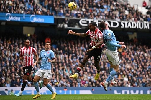 Pemain Brentford Ivan Toney menjebol gawang Manchester City dalam pertandingan Liga Inggris yang digelar di Etihad Stadium, Sabtu (12/11/2022). [AFP]