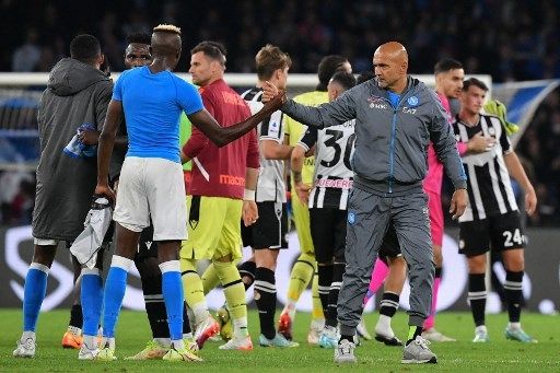 Pemain Napoli Victor Osimhen berjabat tangan dengan pelatih Luciano Spalletti usai pertandingan Serie A di Stadio Diego Armando Maradona, Sabtu (12/11/2022), kontra Udinese. [AFP]