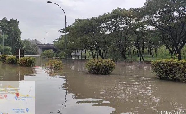 Kondisi Tol Jakarta Merak KM 24.00 arah Merak tergenang banjir. Kendaraan tidak bisa melintas di lokasi.[IST]