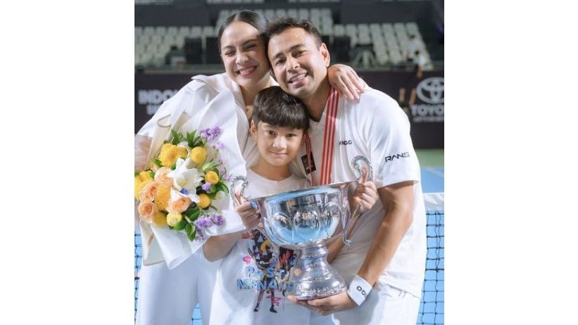Potret Raffi Ahmad bersama keluarga dalam momen kemenangan Tiba Tiba Tenis. (Instagram/ raffinagita1717)