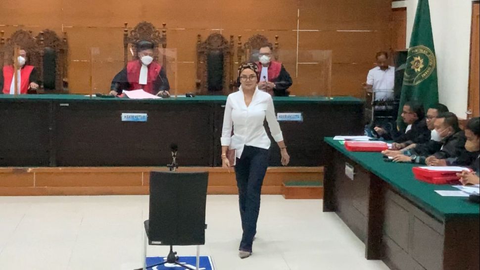 Nikita Mirzani usai menjalani sidang sebagai terdakwa dalam kasus pencemaran nama baik di Pengadilan Negeri Serang, Banten, Senin (14/11/2022). [Adiyoga Priyambodo/Suara.com]