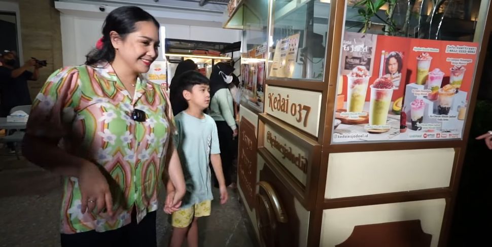 Tangkapan layar Nagita Slavina ajak Rafathar mencicipi makanan PKL. (YouTube/Rans Entertainment)