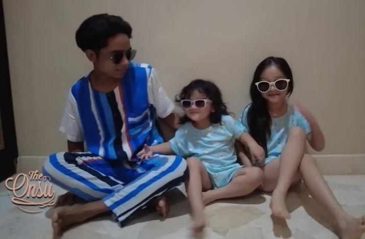 Potret Betrand Peto momong Thalia dan Thania (YouTube/The Onsu Family)