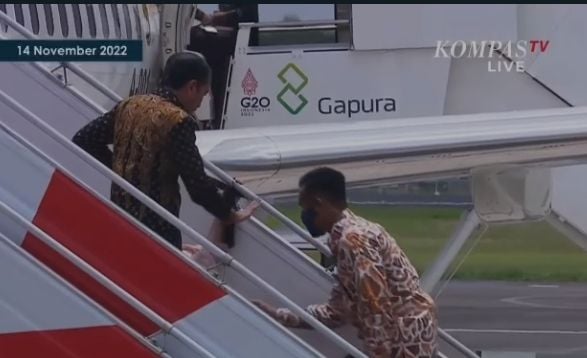 Penampakan Presiden Jokowi ketika istrinya Iriana Jokowi terjatuh dari tangga pesawat Kepresidenan. (Tangkapan layar/