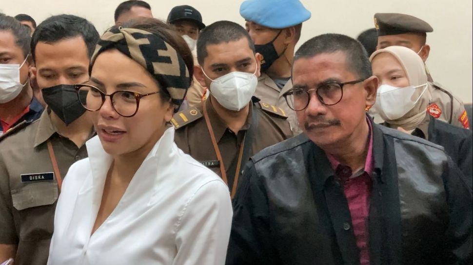 Nikita Mirzani usai menjalani sidang sebagai terdakwa dalam kasus pencemaran nama baik di Pengadilan Negeri Serang, Banten, Senin (14/11/2022). [Adiyoga Priyambodo/Suara.com]