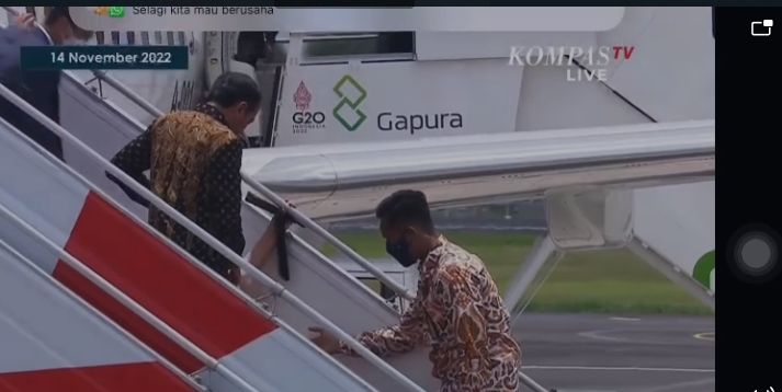 Penampakan Presiden Jokowi ketika istrinya Iriana Jokowi terjatuh dari tangga pesawat Kepresidenan. (Tangkapan layar/Kompas TV)