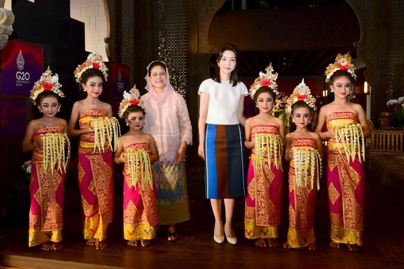 Ibu Negara RI Iriana Joko Widodo (keempat kiri) dan Ibu Negara Korea Selatan Kim Keon-hee (keempat kanan) berfoto bersama anak-anak penari di sela-sela pertemuan keduanya di Bali, Senin (14/11/2022). ANTARA/HO-Biro Pers Sekretariat Presiden