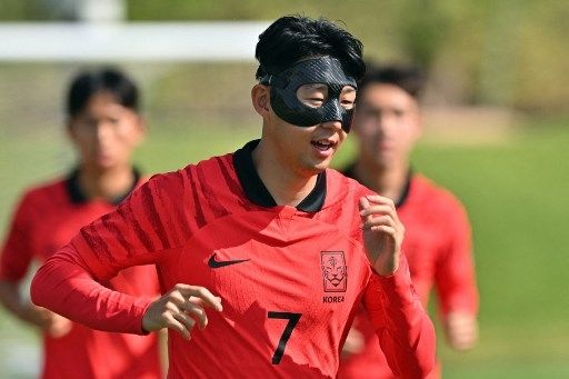 Kapten Timnas Korea Selatan Son Heung-min mengikuti latihan persiapan Piala Dunia 2022 di Doha, Qatar, Rabu (16/11/2022). [AFP]