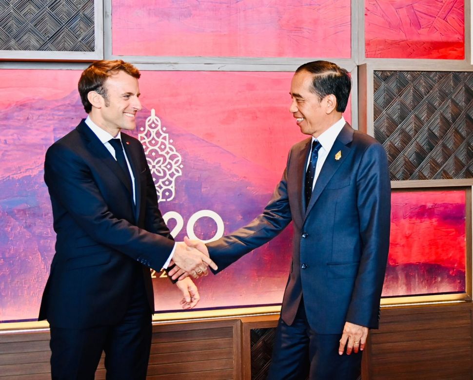 Presiden Joko Widodo dan Presiden Prancis Emmanuel Macron di KTT G20. [Twitter/setkabgo]