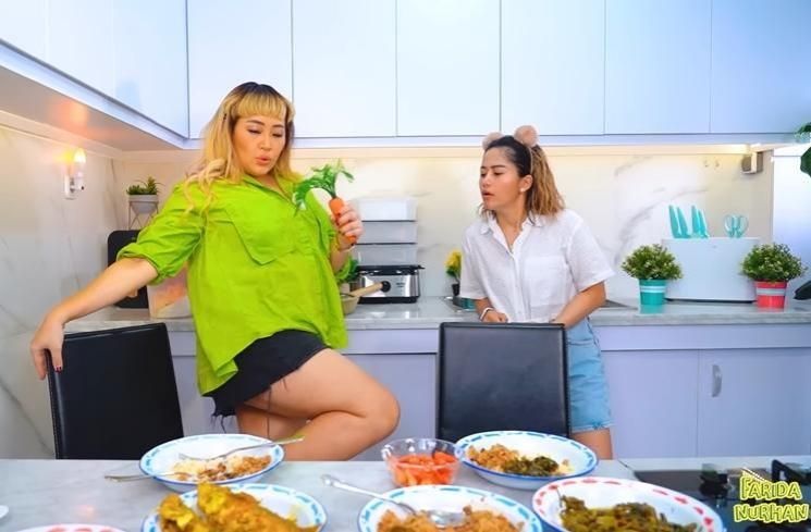 Momen Seru Pinkan Mambo Mukbang Bareng Farida Nurhan (YouTube Farida Nurhan)