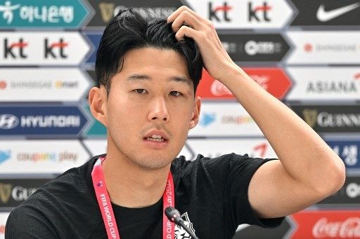 Kapten Timnas Korea Selatan Son Heung-min hadiri jumpa pers usai latihan persiapan Piala Dunia 2022 di Doha, Qatar, Rabu (16/11/2022). [AFP]