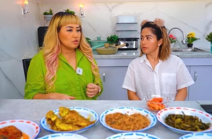 Momen Seru Pinkan Mambo Mukbang Bareng Farida Nurhan (YouTube Farida Nurhan)