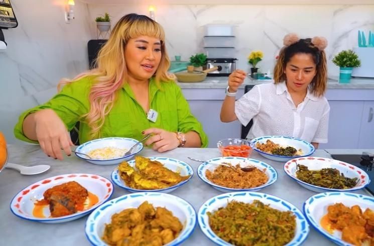 Momen Seru Pinkan Mambo Mukbang Bareng Farida Nurhan (YouTube Farida Nurhan)