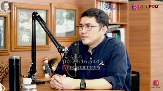 Juru Bicara Partai Demokrat Herzaky Mahendra Putra membahas isu akan hengkang dari Koalisi Perubahan pengusung Anies Baswedan di podcast Refly Harun, Rabu (16/11/2022). (YouTube/Refly Harun)