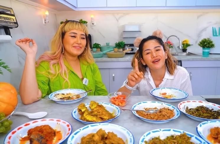 Momen Seru Pinkan Mambo Mukbang Bareng Farida Nurhan (YouTube Farida Nurhan)