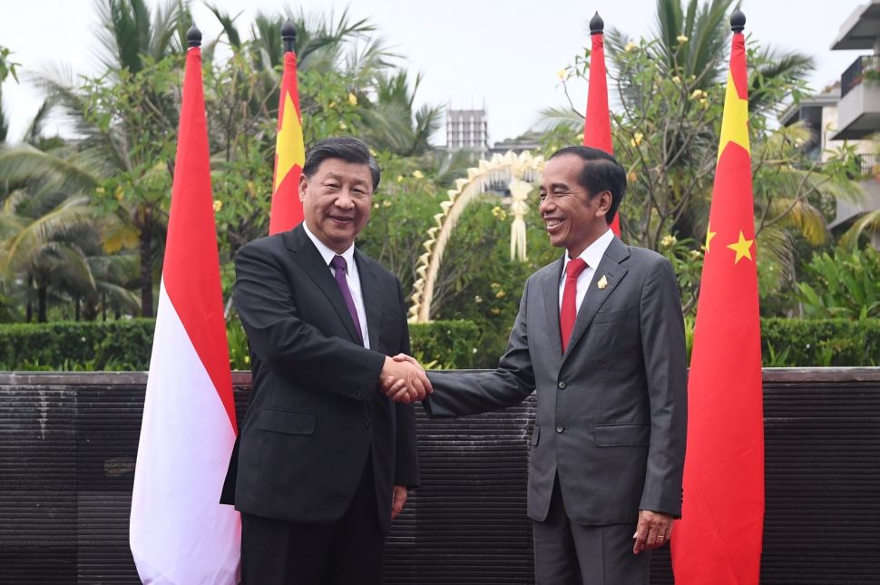 Presiden Joko WIdodo (kanan) berjabat tangan dengan Presiden China Xi Jinping (kiri) saat pertemuan bilateraL usai digelarnya KTT G20 Indonesia 2022 di Nusa Dua, Bali, Rabu (16/11/2022). [ANTARA FOTO/Media Center G20 Indonesia/Akbar Nugroho Gumay/nym].