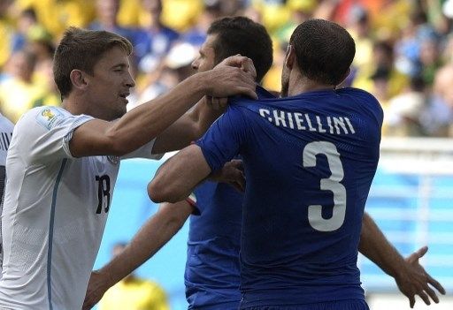 Pemain Italia Giorgio Chiellini menunjukkan bekas gigitan Luis Suarez dalam laga Grup D Piala Dunia 2014 kontra Uruguay yang berlangsung di Natal, 24 Juni 2014. [AFP]