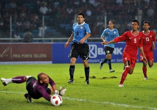 Pemain Uruguay Luis Suarez menjebol gawang Indonesia yang dikawal Markus Horison dalam pertandingan persahabatan di SUGBK, Jakarta, pada 8 Oktober 2010. [AFP] 