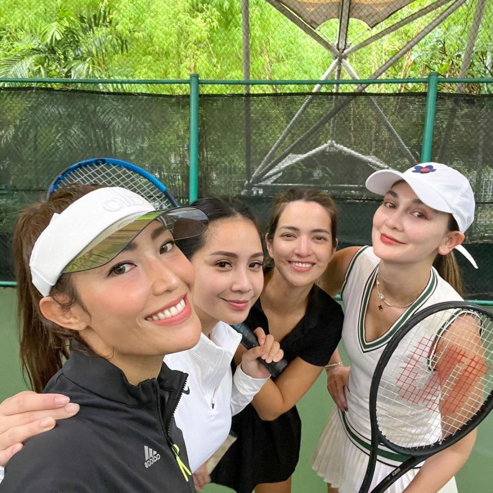 Ayu Dewi, Nagita Slavina, Nia Ramadhani, dan Luna Maya saat bermain tenis (Instagram Ayu Dewi)