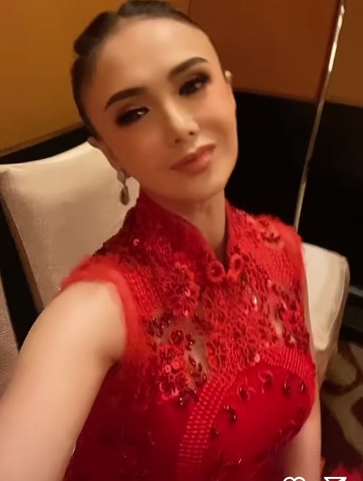 Yuni Shara cantik mengenakan kebaya merah, saat hendak tampil di ajang KTT G20 di Bali. [Instagram]