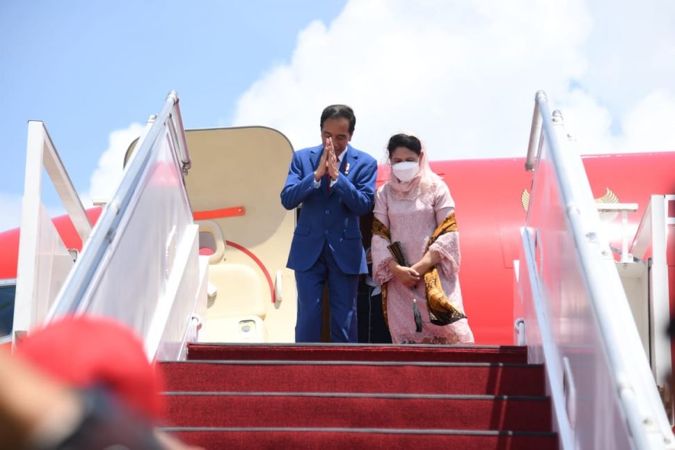 Presiden Joko Widodo atau Jokowi didampingi Iriana Jokowi berangkat ke Bangkok, Thailand, Kamis (17/11/2022). (Lukas - Biro Pers Sekretariat Presiden)